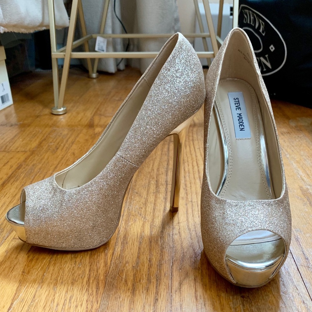 Steve Madden, gold glitter peep toe pump, size 7.0
